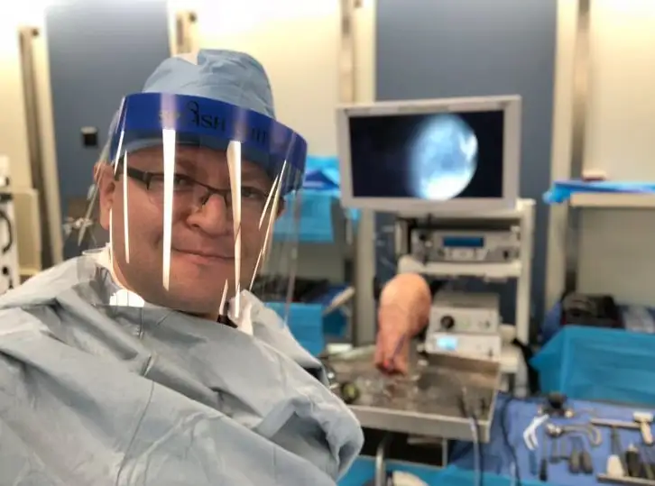 Adolescente con dolor de rodilla al hacer deporte