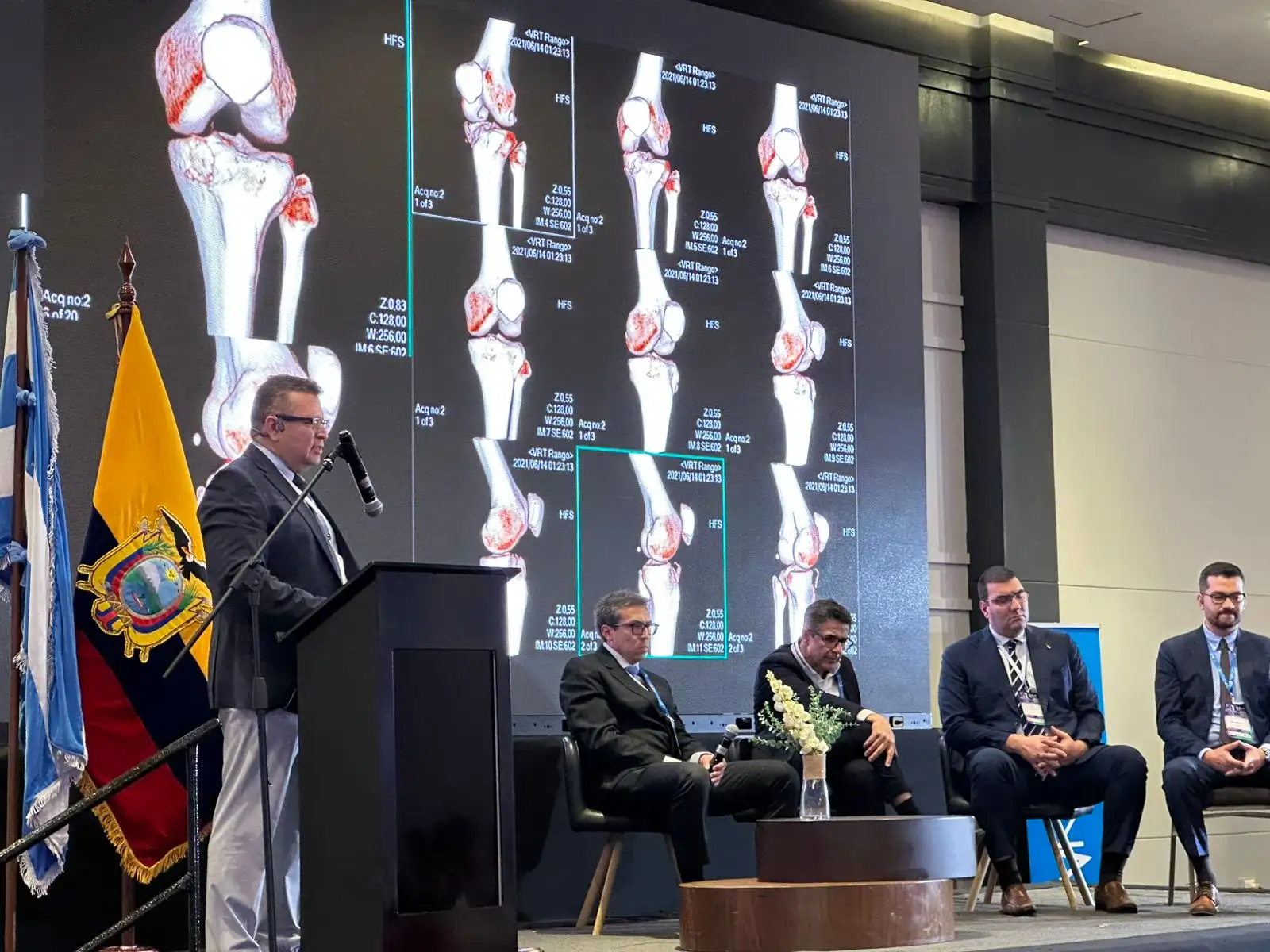 Dr. Luis dando una conferencia